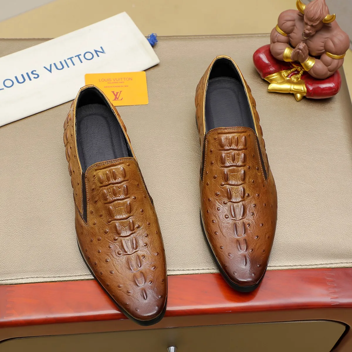 Men's shoes 💰540 💰 Louis Vuitton LV ® Autumn and Winter 🆕 models 🔛Full shoe counter First layer cowhide, 🐂leather lining casual shoes for men, super soft outsole, essential for driving. Counter synchronized original first layer cowhide completely 1:1 mold customization 🌹Top version, 2 colors optional! Number: 38-45 (37.46. Customized)